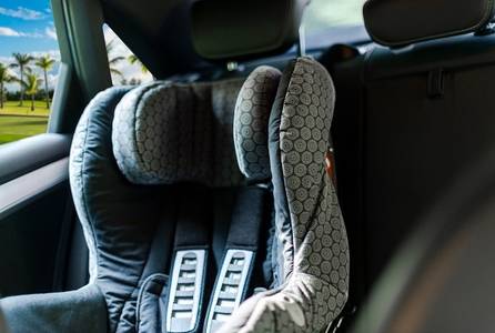 Seggiolini e alzatine per bambini in auto: regole e utilizzo