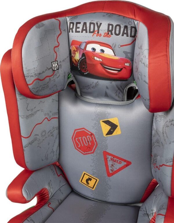 Disney Seggiolino auto Cars per la sicurezza dei bambini con altezza da 100 a 150 cm con grafiche di Saetta McQueen su fondo rosso e grigio