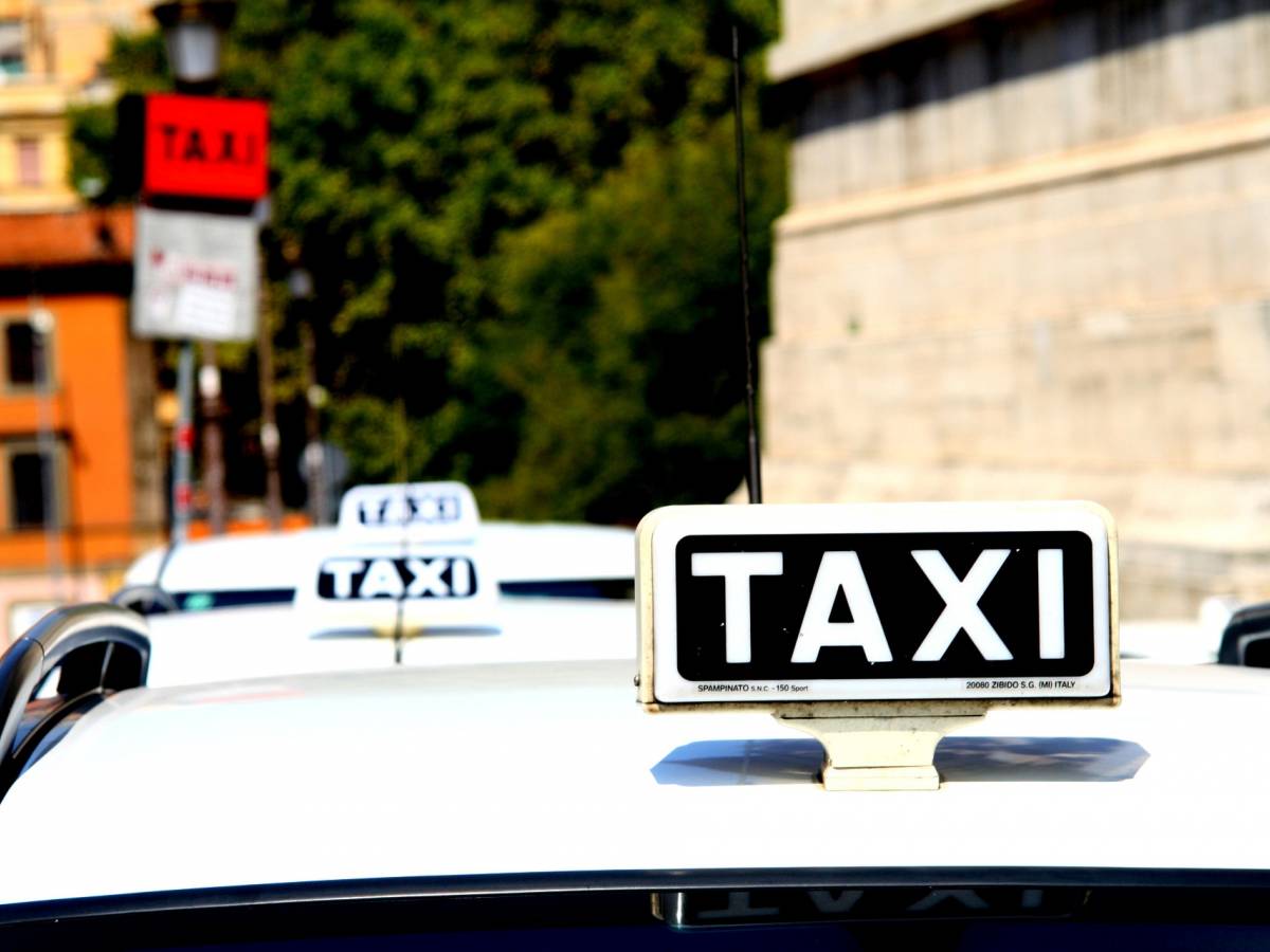 Taxi: niente obbligo di seggiolini auto nel codice della strada all'esame della Commissione Trasporti