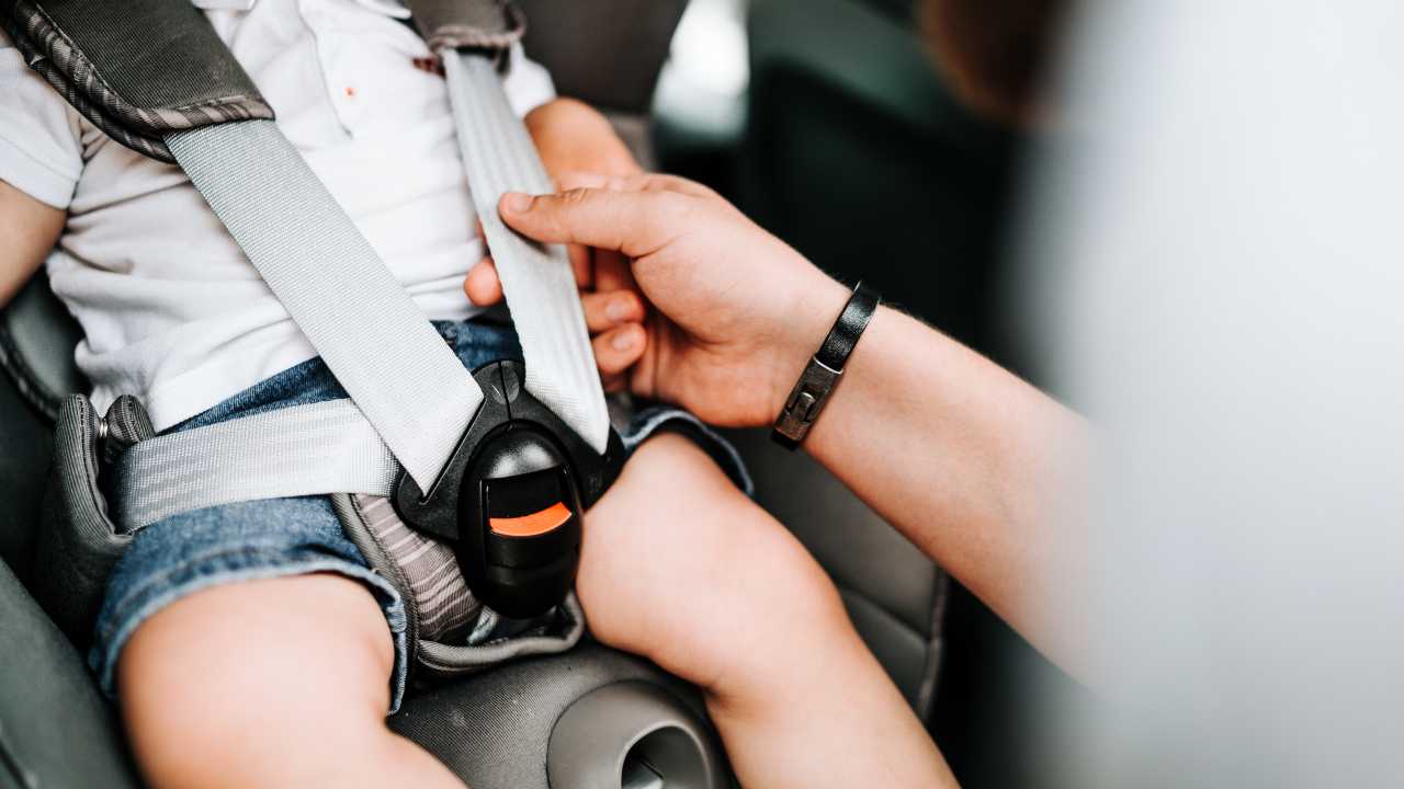 Come usare il seggiolino per bambini in auto nel modo giusto - fonte stock.adobe - giornalemotori.it