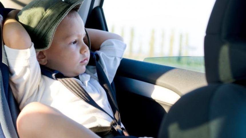 la sicurezza dei bambini in auto