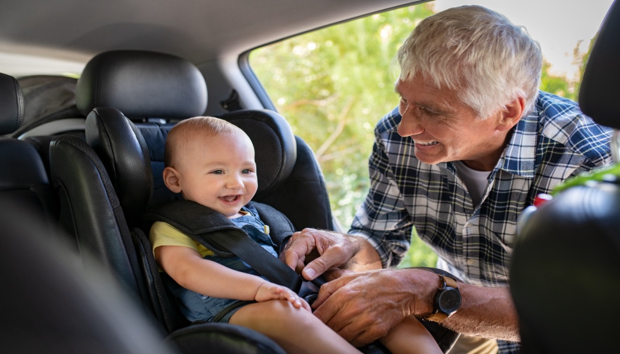 Seggiolino auto per bambini: norme, eccezioni e alternative