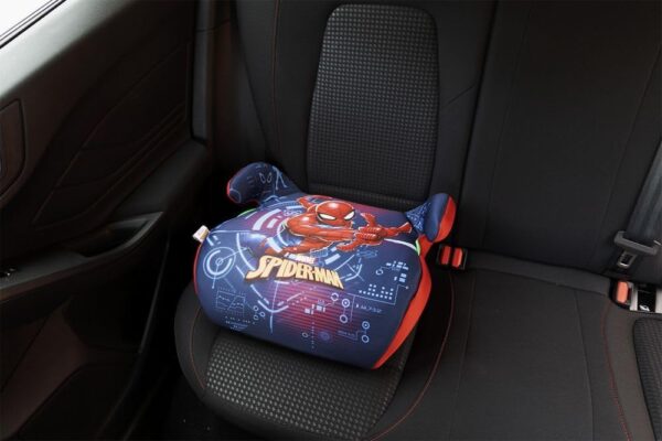 Marvel Spiderman Seggiolino alzatina auto i-Size ECE R129. Alzabimbo per la sicurezza dei bambini con altezza da 125 a 150 cm. Rialzo con grafiche del supereroe, seduta per bimbi su fondo blu.