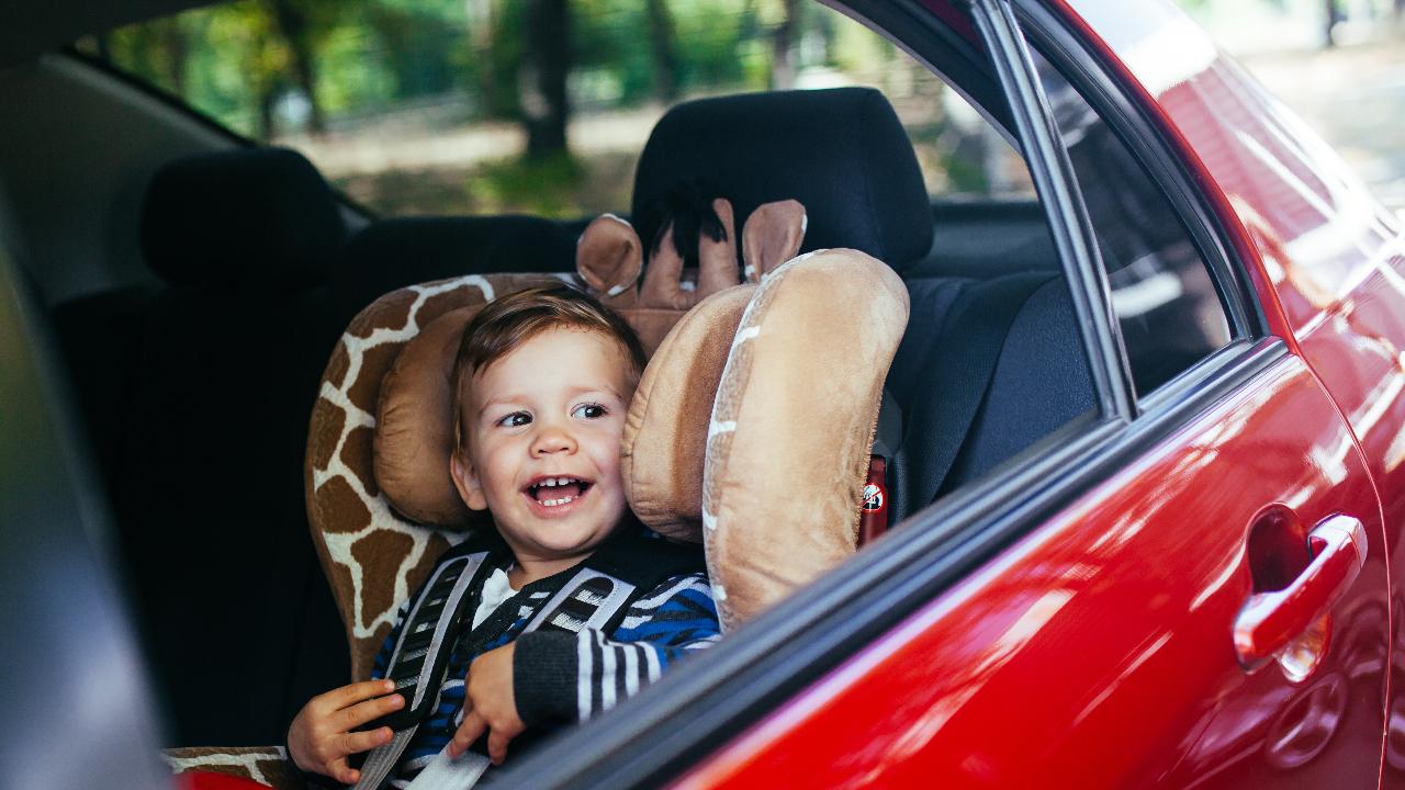 Da settembre cambia la normativa sui seggiolini auto per i piccoli, saranno classificati sull'altezza del bambino, non sul suo peso • BCC La Voce