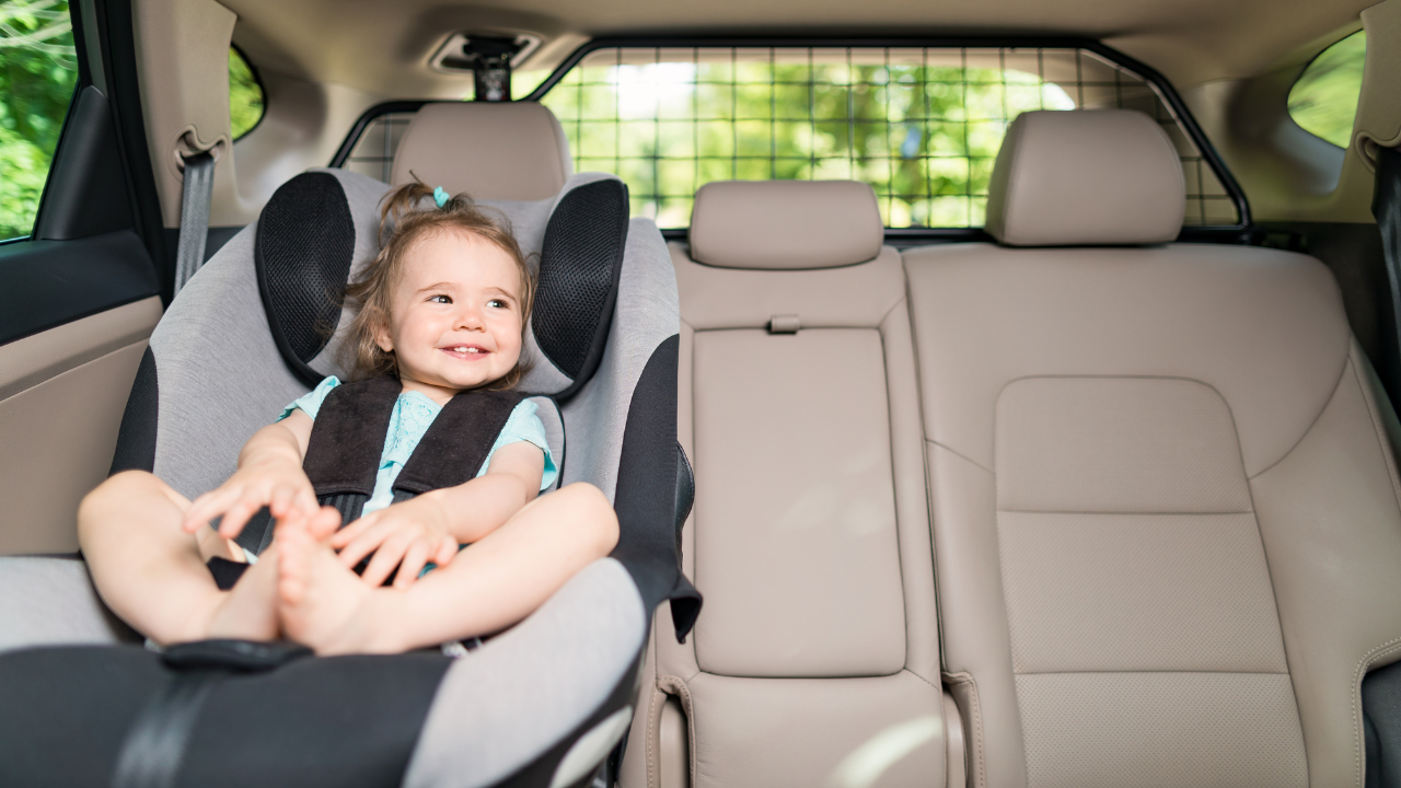 Trasportare bambini in auto: la nuova normativa da settembre 2024