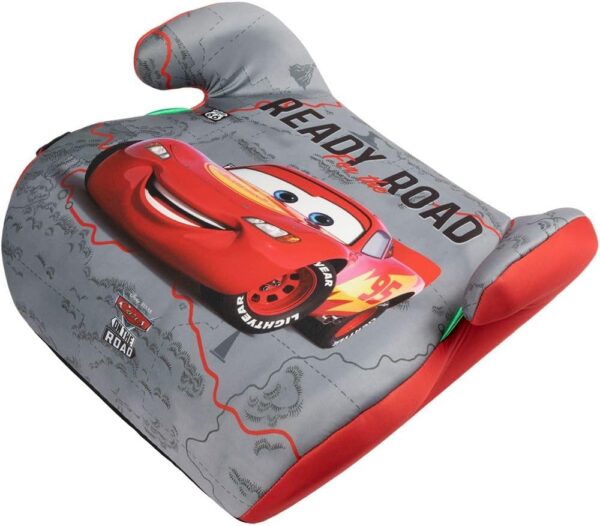 Disney Cars Seggiolino alzatina auto i-Size ECE R129. Alzabimbo per la sicurezza dei bambini con altezza da 125 a 150 cm. Rialzo con grafiche di Cars, seduta per bimbi su fondo grigio.