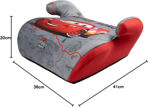 Disney Cars Seggiolino alzatina auto i-Size ECE R129. Alzabimbo per la sicurezza dei bambini con altezza da 125 a 150 cm. Rialzo con grafiche di Cars, seduta per bimbi su fondo grigio.