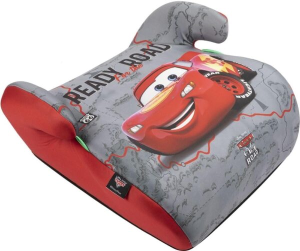 Disney Cars Seggiolino alzatina auto i-Size ECE R129. Alzabimbo per la sicurezza dei bambini con altezza da 125 a 150 cm. Rialzo con grafiche di Cars, seduta per bimbi su fondo grigio.