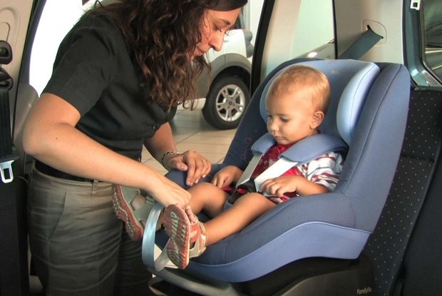Bambini in auto: le 10 regole per viaggiare tranquilli